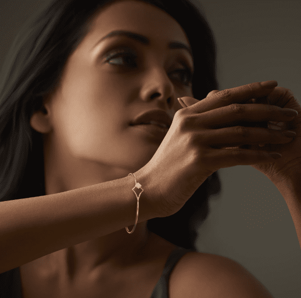 Kiềng tay nữ vàng 18k biểu tượng của sự giàu có, quyền lực và địa vị xã hội 1