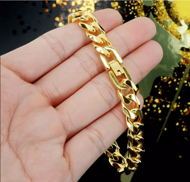 Lắc nam vàng 18k 3 chỉ thể hiện phong cách mà còn mang đến sự lịch lãm, mạnh mẽ