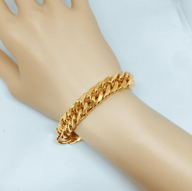 Lắc nam vàng 18k 3 chỉ thể hiện phong cách mà còn mang đến sự lịch lãm, mạnh mẽ