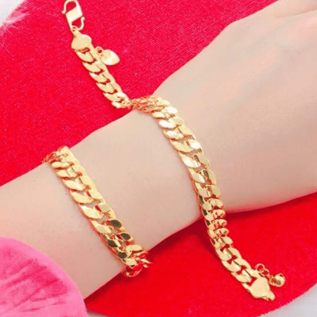 Lắc nam vàng 18k 3 chỉ thể hiện phong cách mà còn mang đến sự lịch lãm, mạnh mẽ