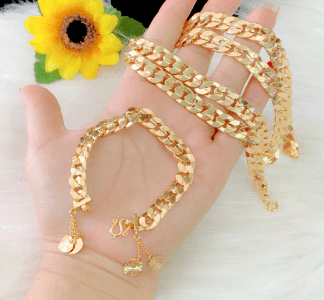 Lắc nam vàng 18k 3 chỉ thể hiện phong cách mà còn mang đến sự lịch lãm, mạnh mẽ