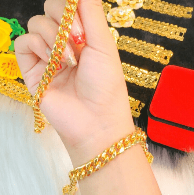 Lắc nam vàng 18k 3 chỉ thể hiện phong cách mà còn mang đến sự lịch lãm, mạnh mẽ