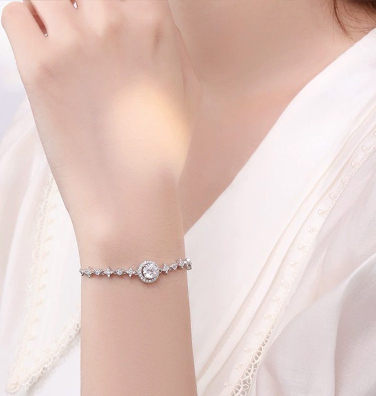 Lắc tay bạc nữ giá bao nhiêu tại Meez?