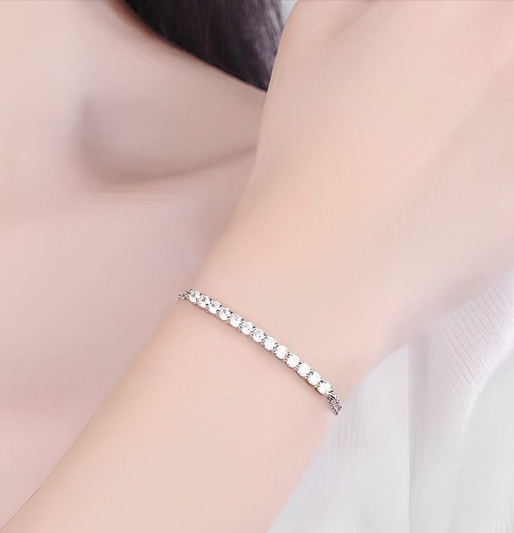 Lắc tay bạc nữ giá bao nhiêu tại Meez?
