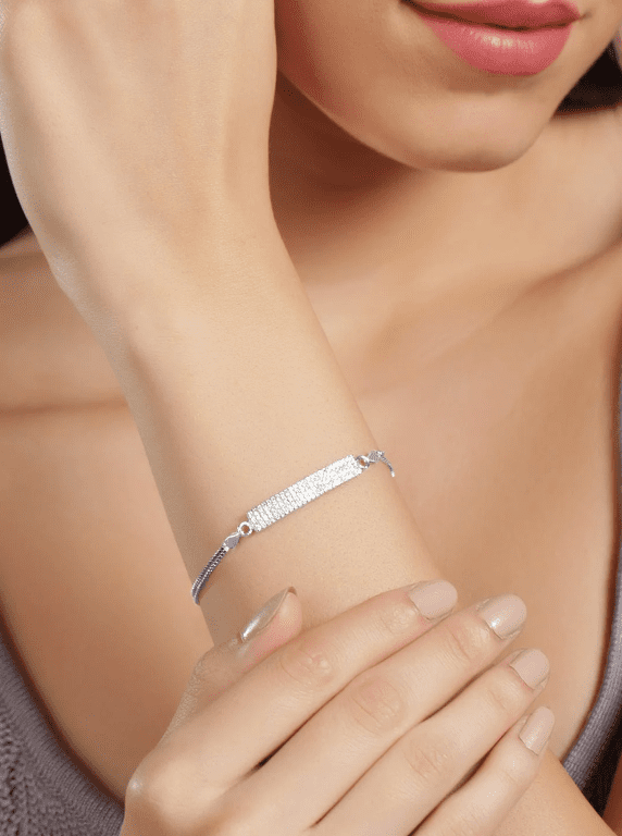 Lắc tay bạc nữ giá bao nhiêu? Hướng dẫn chọn mẫu phù hợp với túi tiền