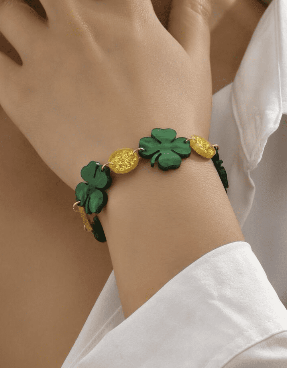 Tại sao lắc tay cỏ 4 lá đang trở thành xu hướng thời trang phong thủy