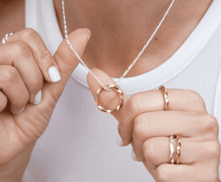 Mặt dây chuyền nhẫn phong cách độc đáo và phong thủy