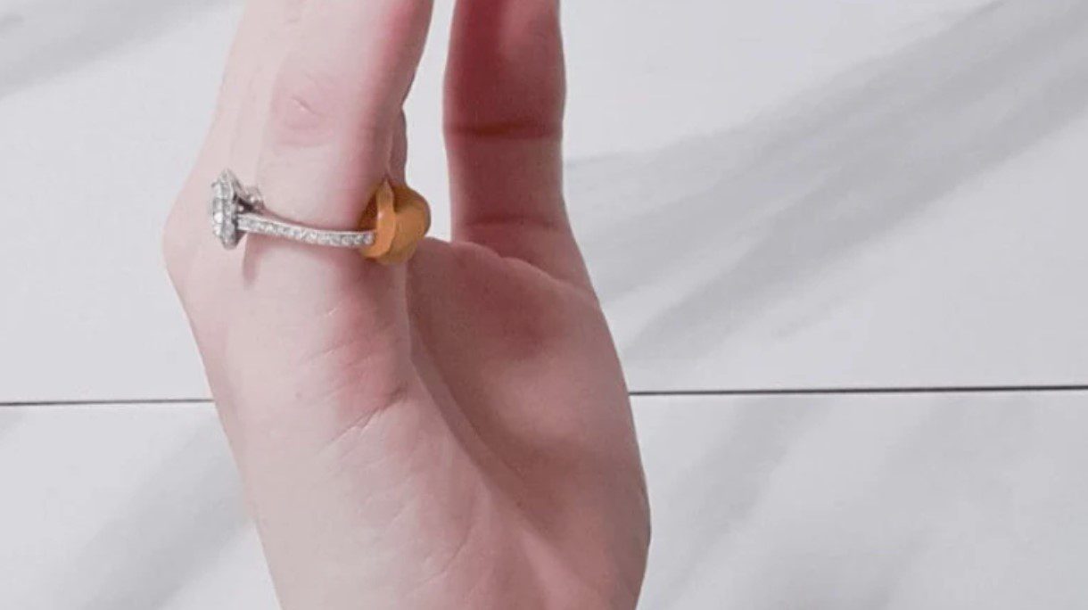 Cách khắc phục khi đeo nhẫn bị rộng ngay tại nhà