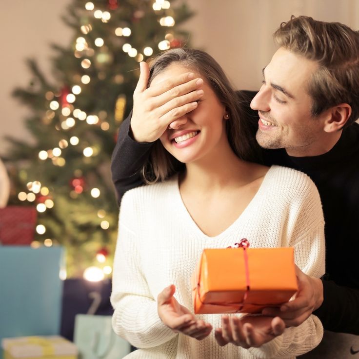 Hướng dẫn chọn quà tặng bạn gái phù hợp theo từng giai đoạn tình cảm