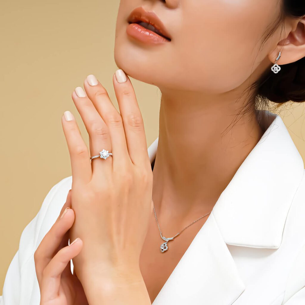 Chia sẻ kinh nghiệm mua bông tai kim cương phù hợp với khuôn mặt