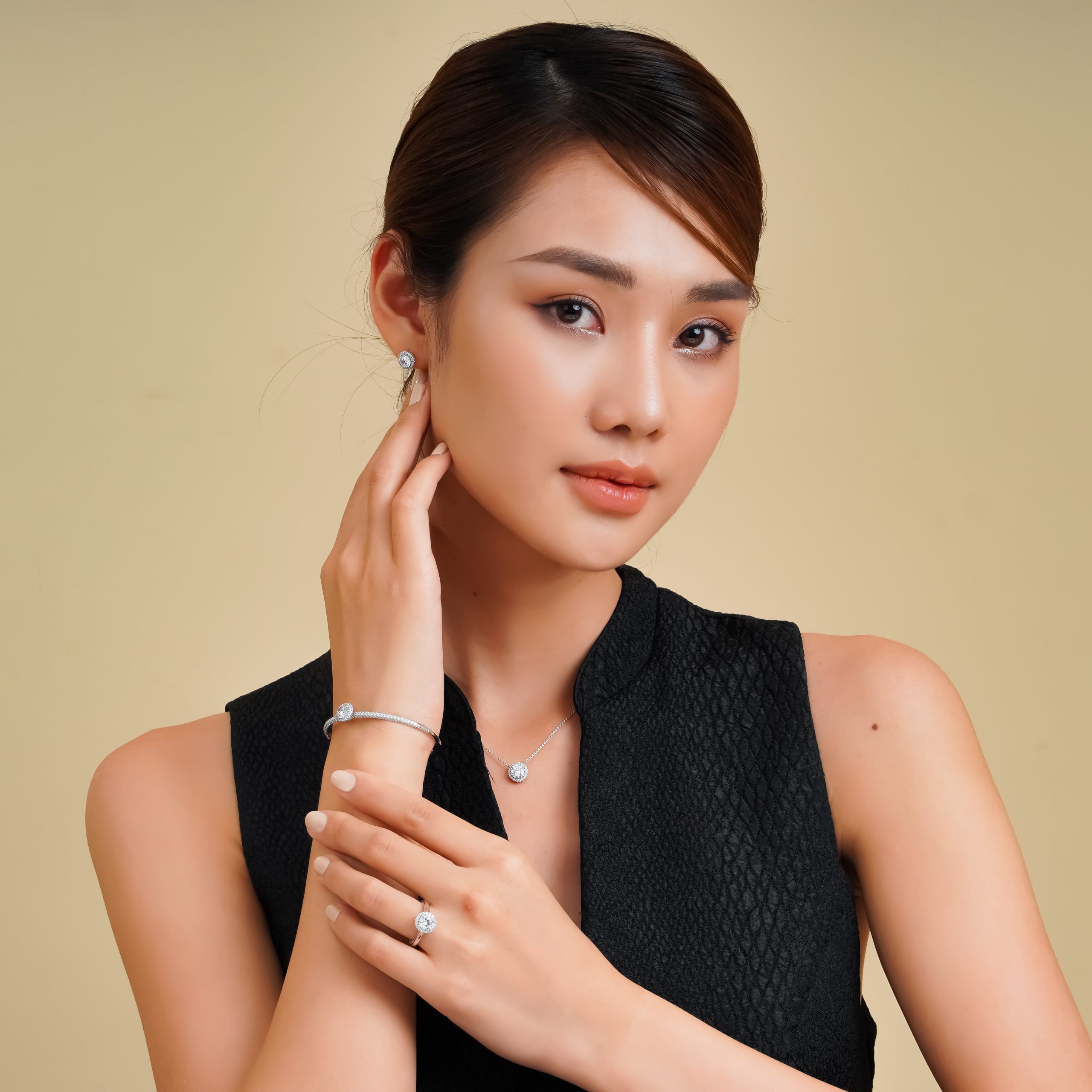 Nên chọn đá CZ hay Moissanite?