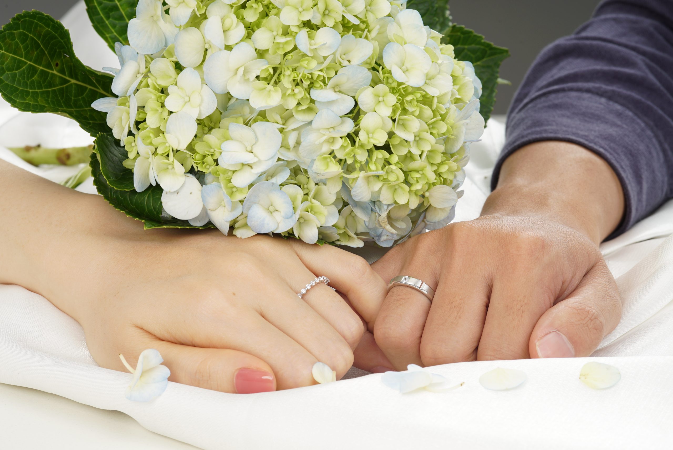 Mua nhẫn cưới ngày nào tốt