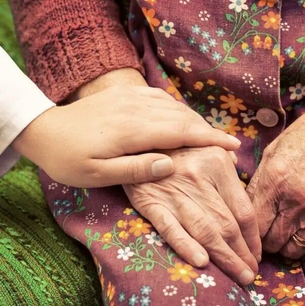Gợi ý mua quà tặng mẹ đơn giản ý nghĩa vào ngày 8/3