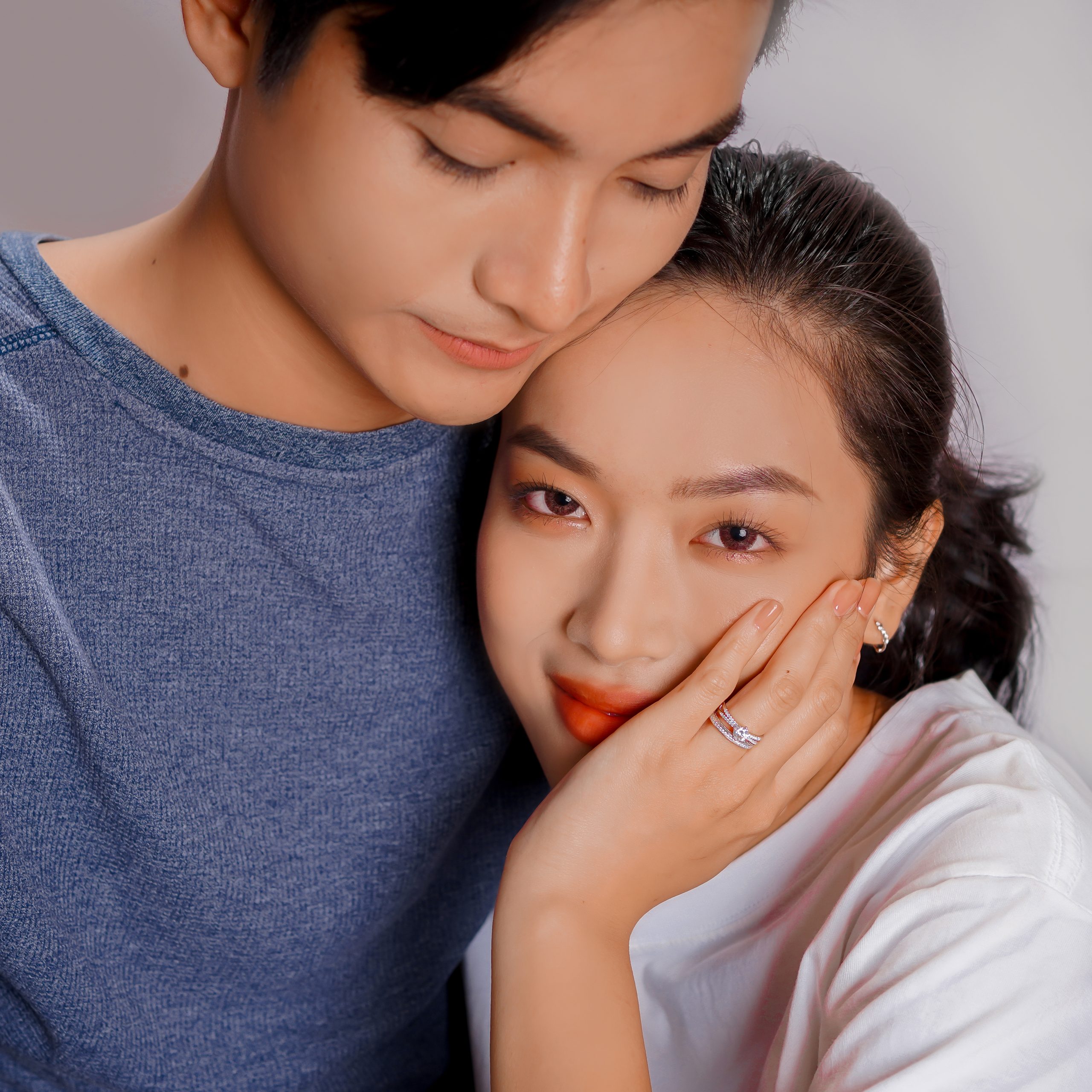 Tư thế chụp ảnh nhẫn cầu hôn đẹp nhất