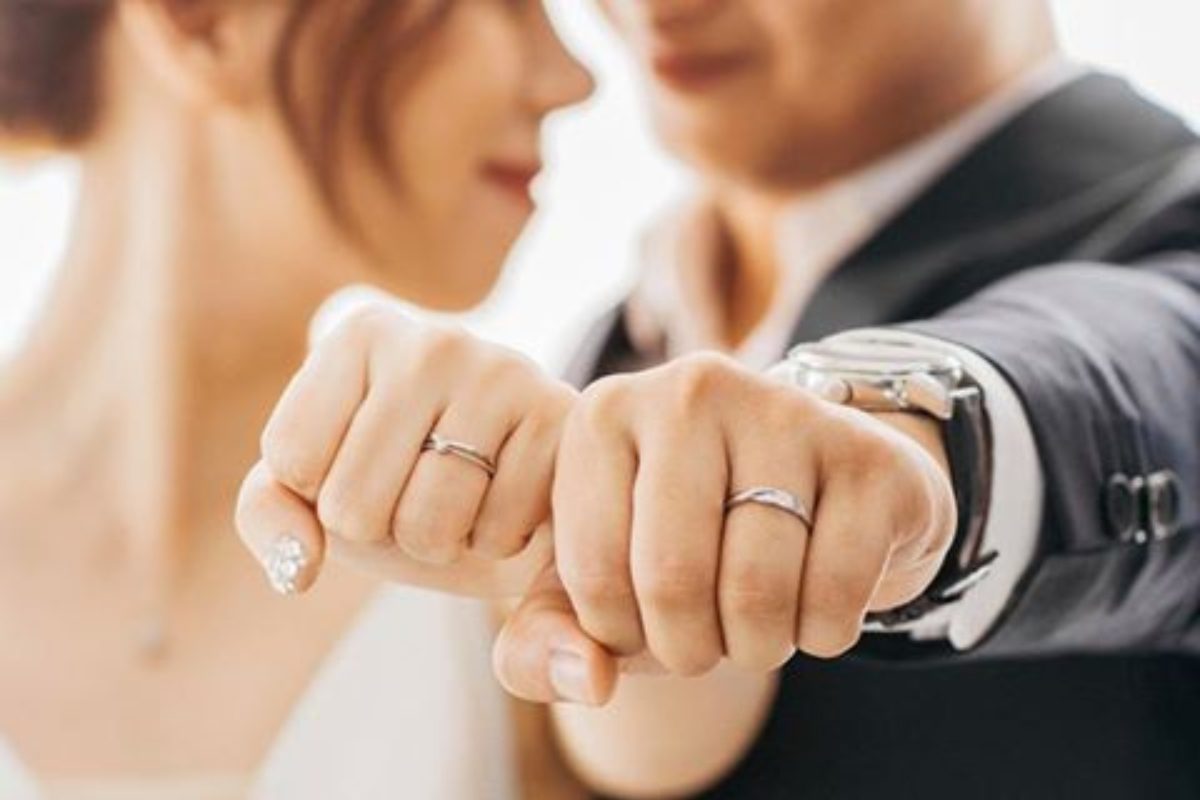 Đeo nhẫn cưới tay nào