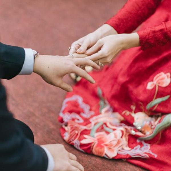 Nam đeo nhẫn cưới tay nào?