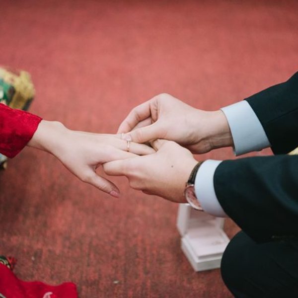 Nam đeo nhẫn cưới tay nào?