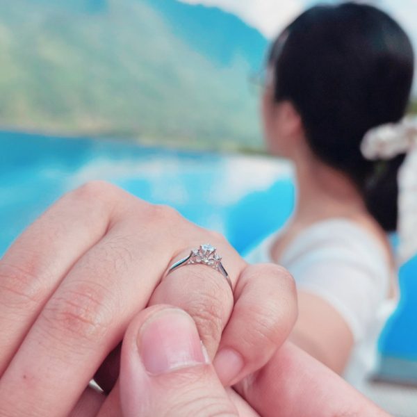 Nhẫn đính hôn là gì? Hướng dẫn chọn mẫu nhẫn hoàn hảo cho cô gái của bạn