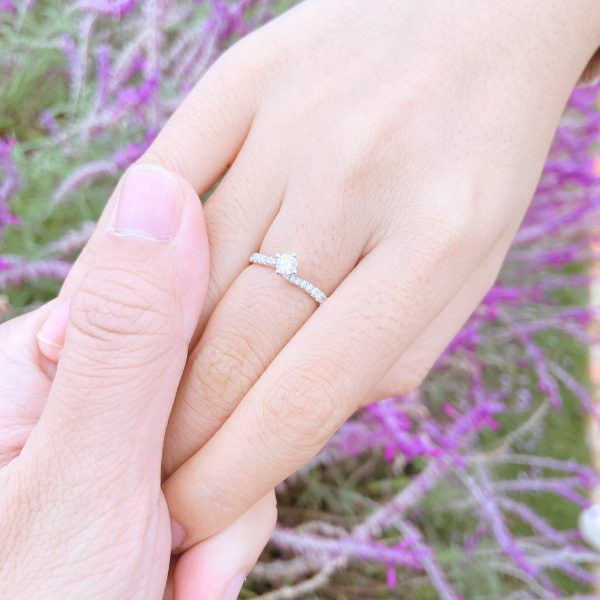 Nhẫn đính hôn là gì? Hướng dẫn chọn mẫu nhẫn hoàn hảo cho cô gái của bạn