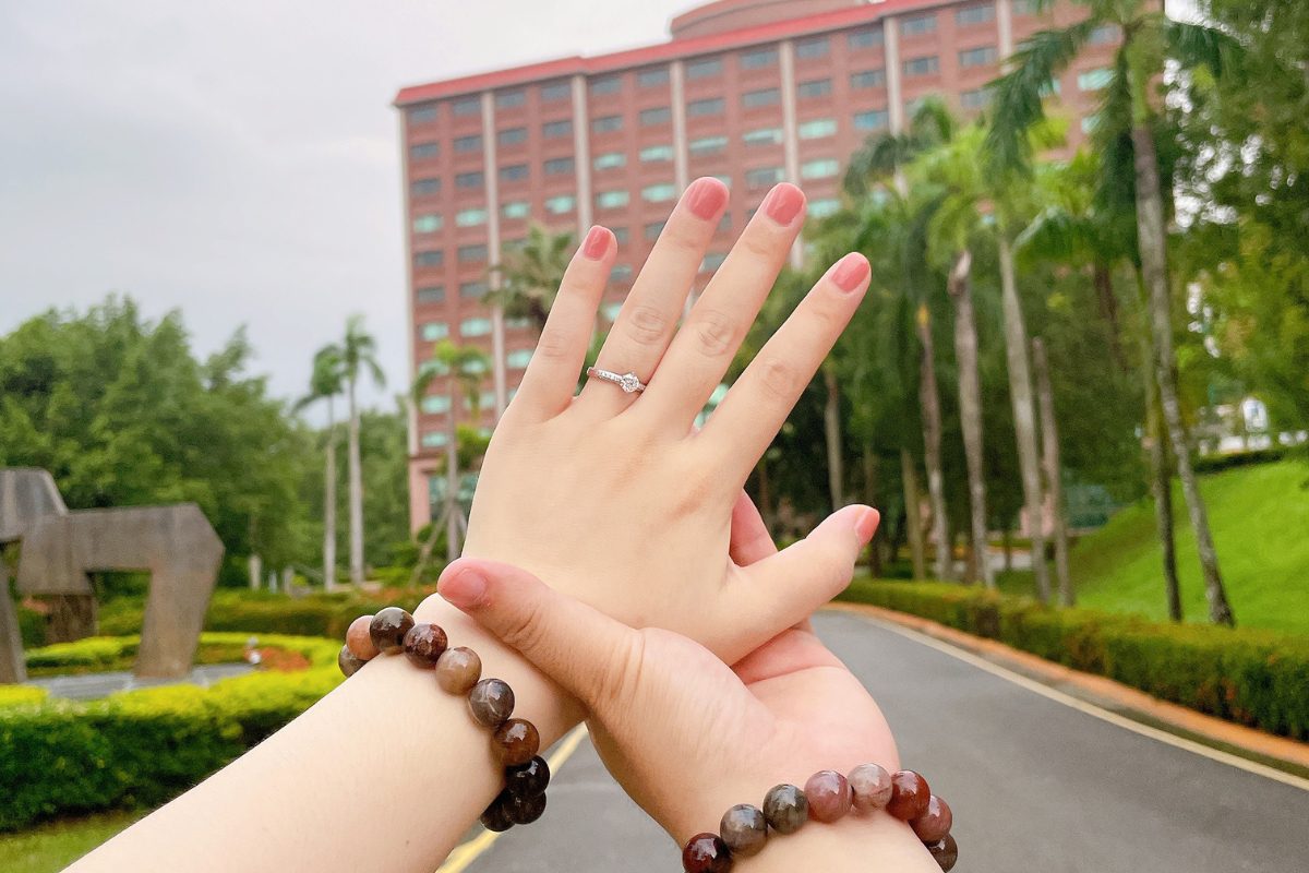 Nhẫn đính hôn là gì?