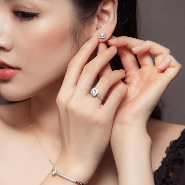 Nhẫn đính hôn và nhẫn cưới khác nhau không