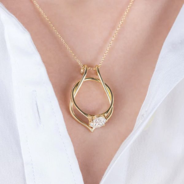 Khi nào nên và không nên đeo nhẫn cưới ở cổ?