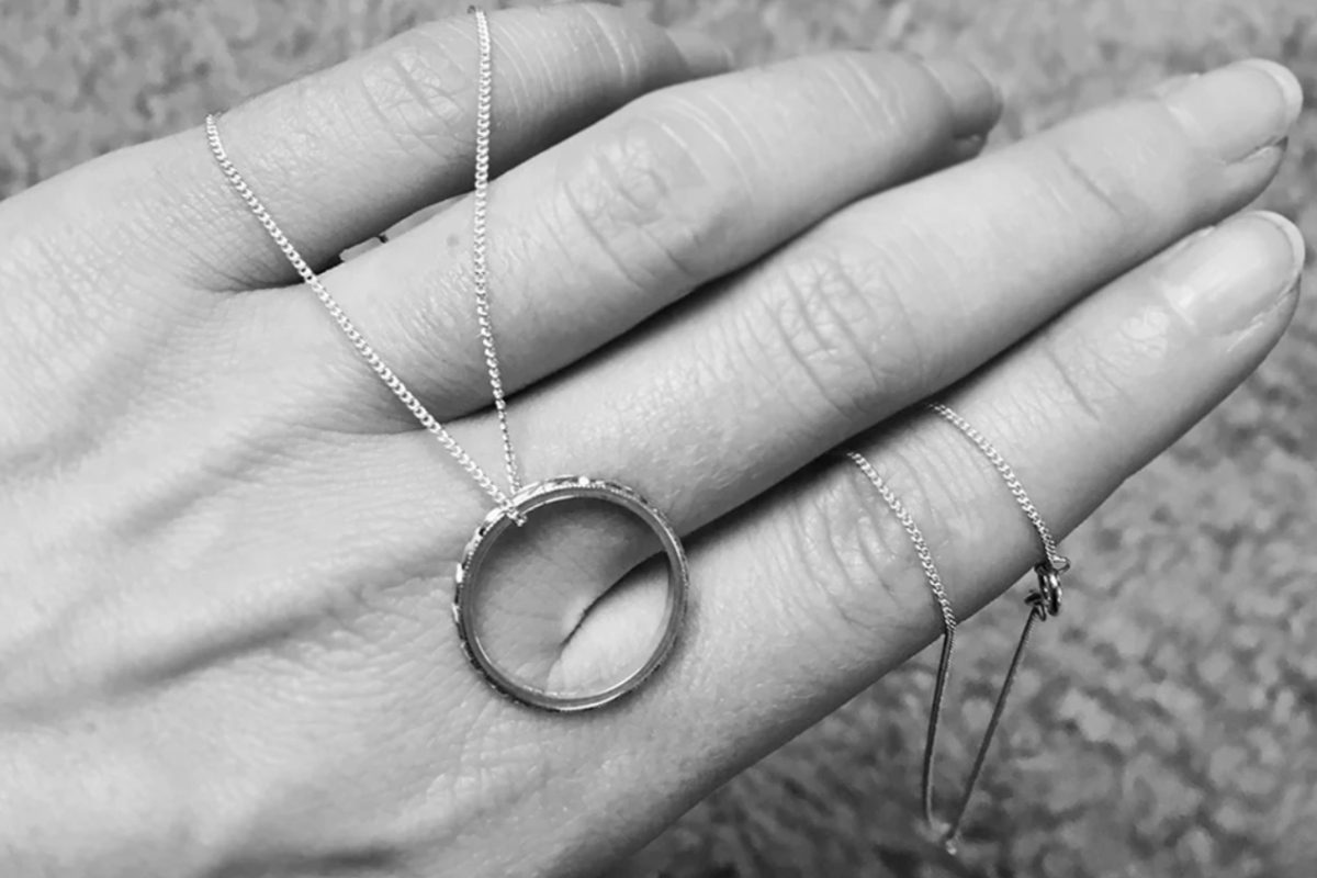 Có nên đeo nhẫn cưới ở cổ không?