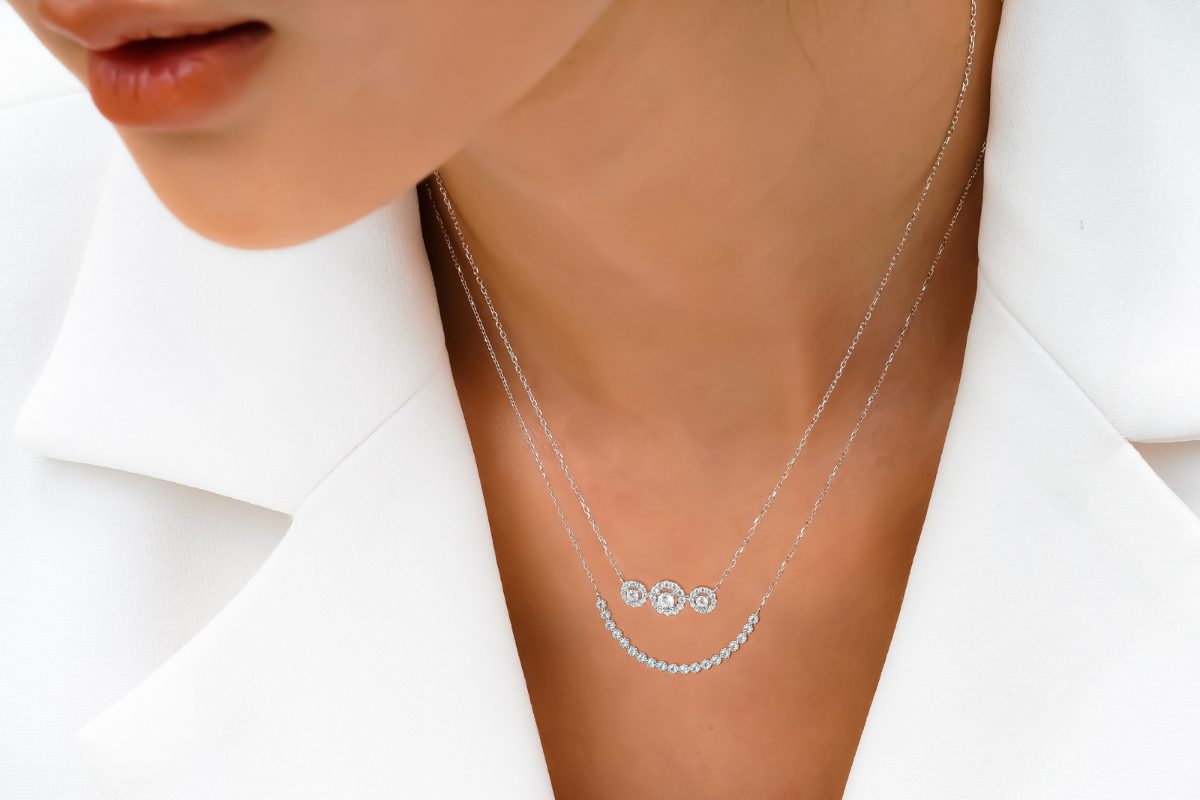 cách đeo dây chuyền đẹp