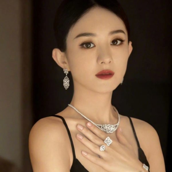Chọn hoa tai cho tóc búi cao