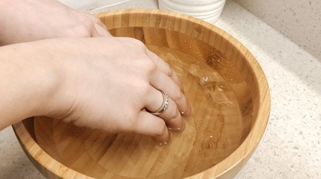 Cách tháo nhẫn bị chật không bị đau