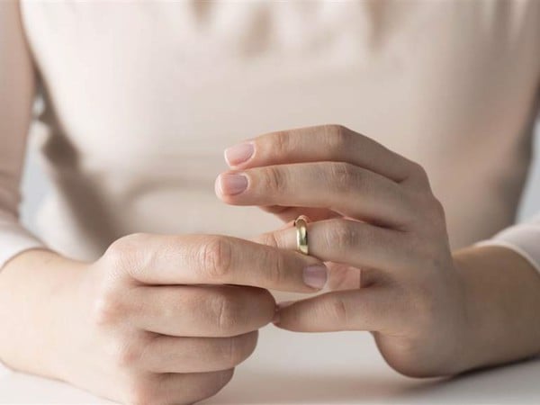 Cách tháo nhẫn bị chật không bị đau