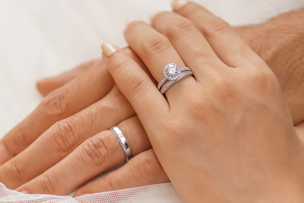 Đeo nhẫn cưới trước có sao không?