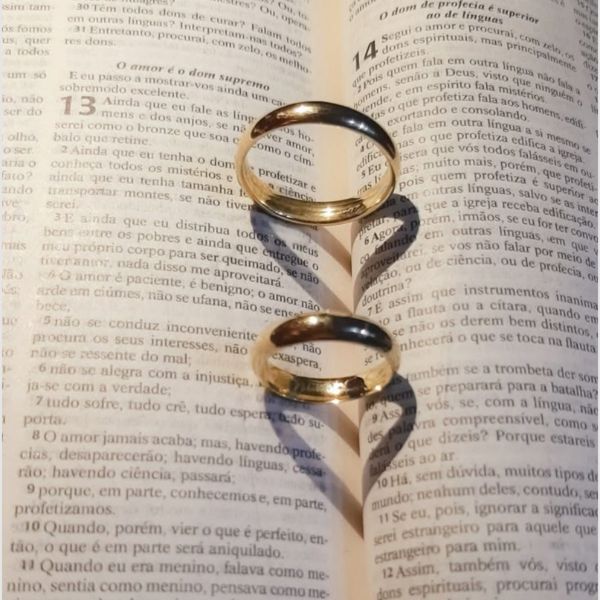 Cho người khác đeo thử nhẫn cưới có sao không?