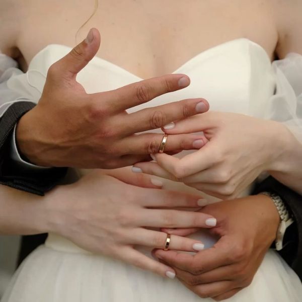 Cho người khác đeo thử nhẫn cưới có sao không?