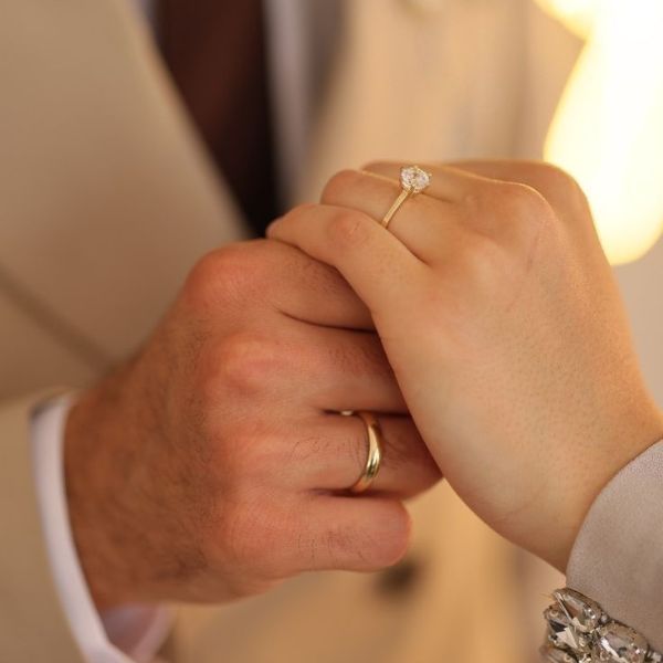 Cho người khác đeo thử nhẫn cưới có sao không?