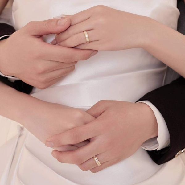 Con gái đeo nhẫn cưới tay trái