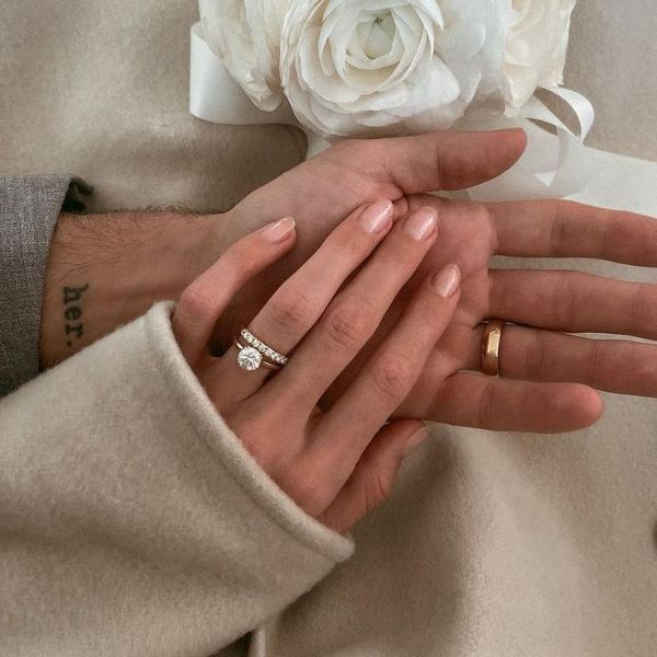 Khám phá gốc rễ truyền thống “Nam tả, nữ hữu” trong đeo nhẫn cưới