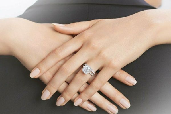 Con gái đeo nhẫn cưới tay trái