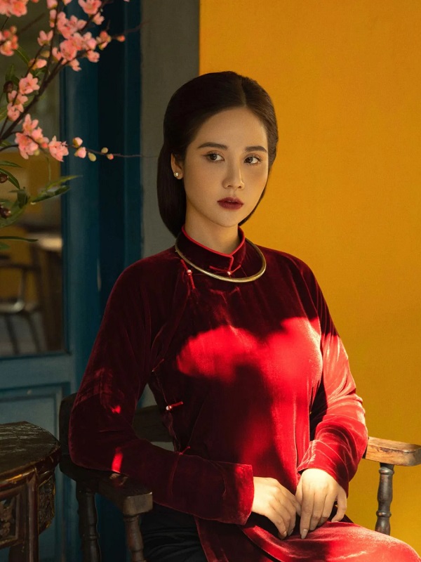 Kiềng vàng mặc áo dài