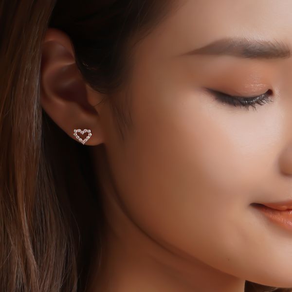 Khám phá những mẫu bông tai nụ vàng sang trọng và hiện đại