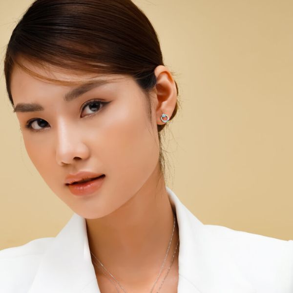 Khám phá những mẫu bông tai nụ vàng sang trọng và hiện đại