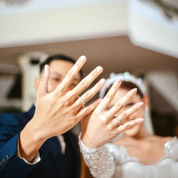 Mua nhẫn cưới đeo trước có sao không?