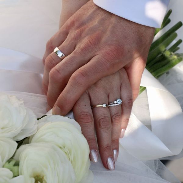 Nam đeo nhẫn cưới tay phải được không?