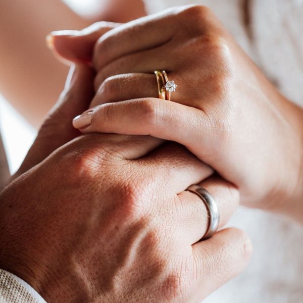 Nam đeo nhẫn cưới tay phải được không?