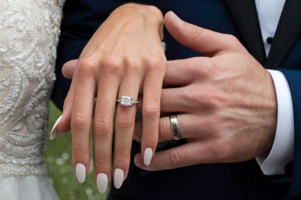 Nam đeo nhẫn cưới tay phải được không?
