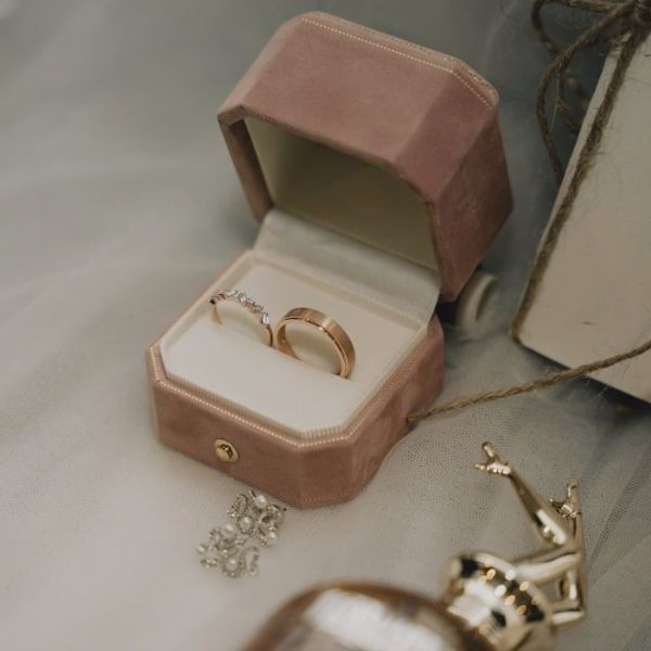 Nhẫn cưới nên mua vàng gì?