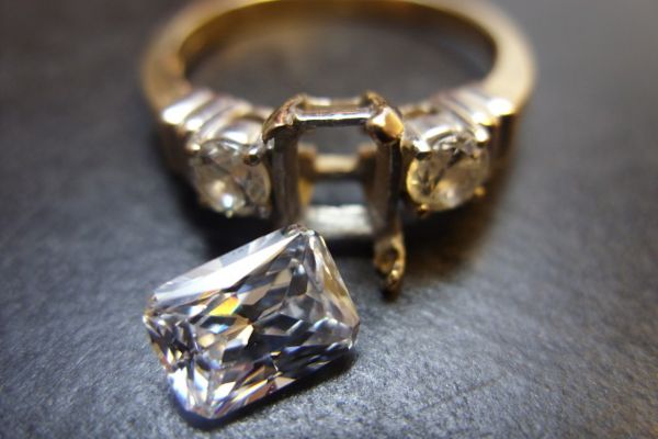 Nhẫn cưới rơi đá