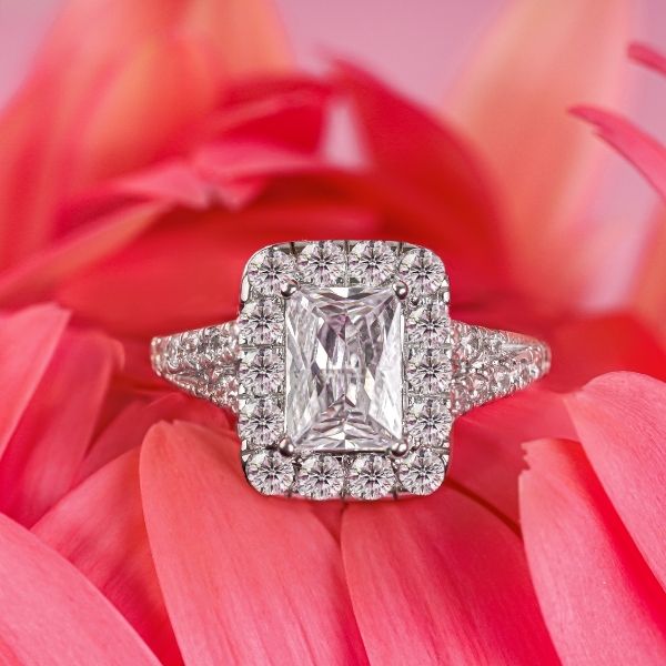 Nhẫn đính hôn Moissanite