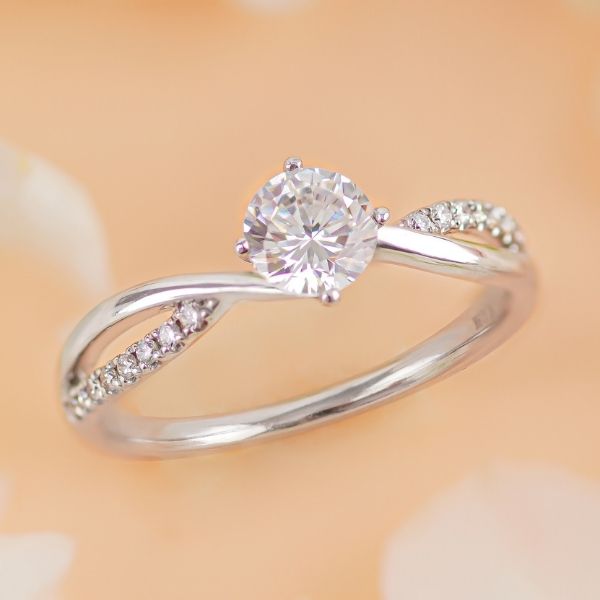 Nhẫn đính hôn Moissanite