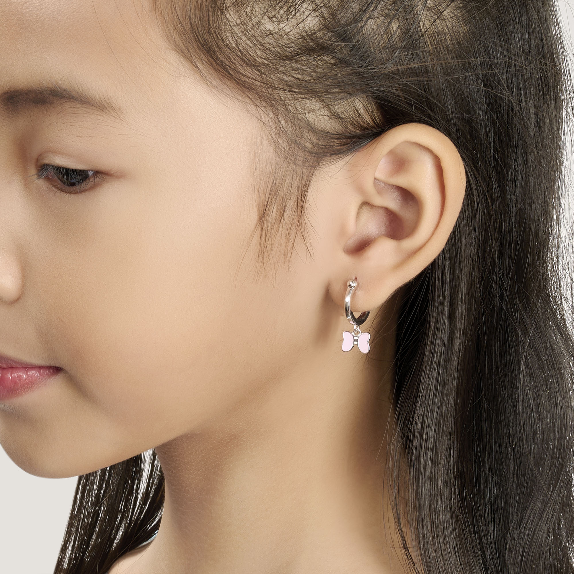 Tại sao nên chọn bông tai vàng 18k cho bé gái?